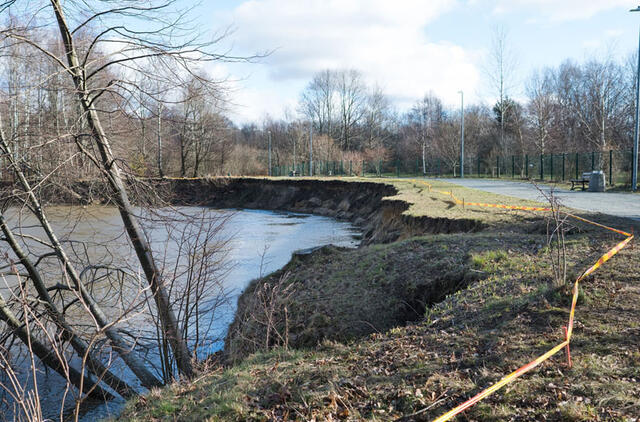 BŪKLĖ. Potvynių ardomi krantai kelia grėsmę šalia einančiam dviračių takui. Vitos JUREVIČIENĖS nuotr.