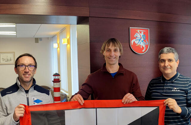 Iš kairės: Karolis Atkočaitis, Matas Mizgiris ir Darius Jasaitis. Neringos savivaldybės nuotr.