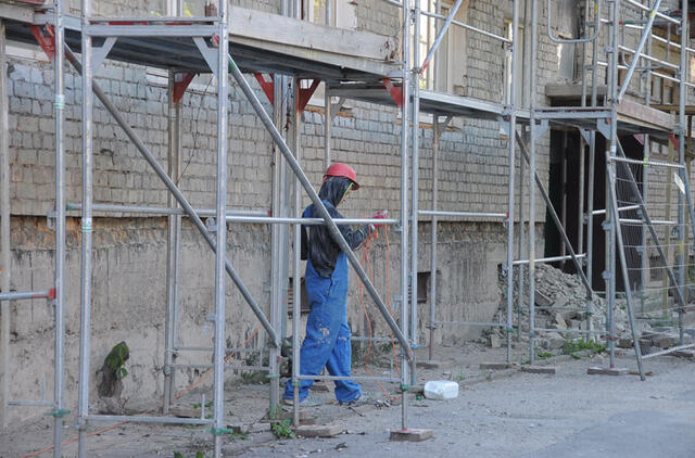 IDĖJA. Aplinkos ministerija ruošia tvarką, kaip prastos būklės daugiabutį būtų galima nugriauti, o ne investuoti į jo renovaciją. Redakcijos archyvo nuotr.