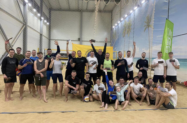 GERIAUSIEJI. Įmonių „Apelsinas Cup“ 3x3 tinklinio turnyro nugalėtojai ir prizininkai. KBC nuotr.