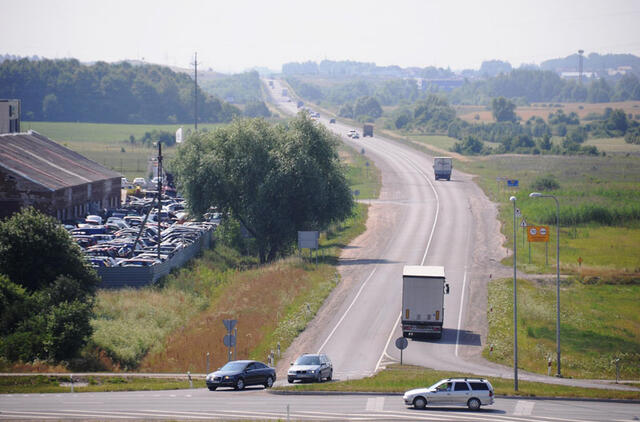 NAUDA. Nutiesus aplinkkelį krovininis transportas aplenktų miesto gatves. Redakcijos archyvo nuotr.