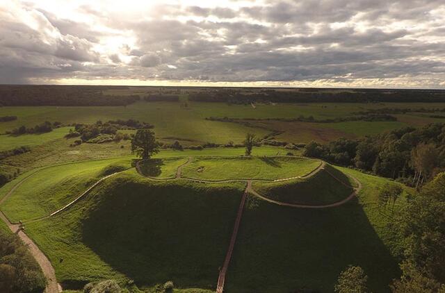 Didingasis Imbarės piliakalnis (Kretingos r.), ant kurio stovėjo 1253 m. balandžio 5 d. paminėta medinė kuršių pilis. Menamą jos valdovo dukrą apgaubė nuodėmingos meilės legendų skraistė. Sauliaus GUDO nuotr.